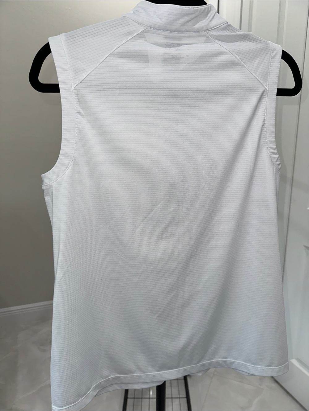 Coral Bay Bundle: White and Blue Sleeveless Zip-Front Golf Polo plus Skort - Picture 3 of 9